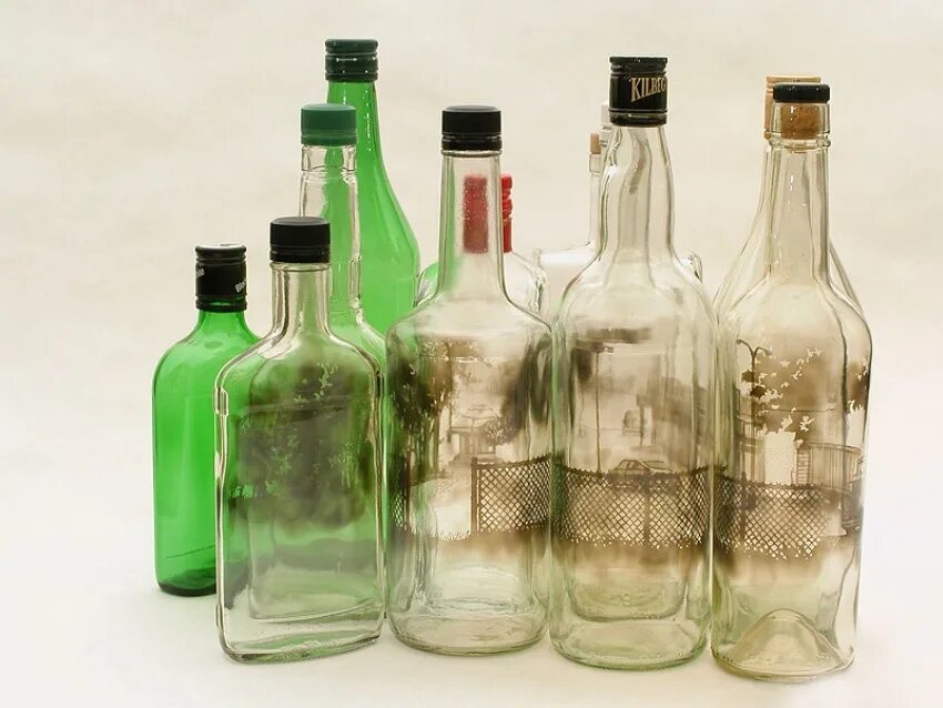 Почему пустые бутылки не ставят на стол. Джим Дингильен. Пустая бутылка. Стеклянная бутылка. Стеклянные алкогольные бутылки.