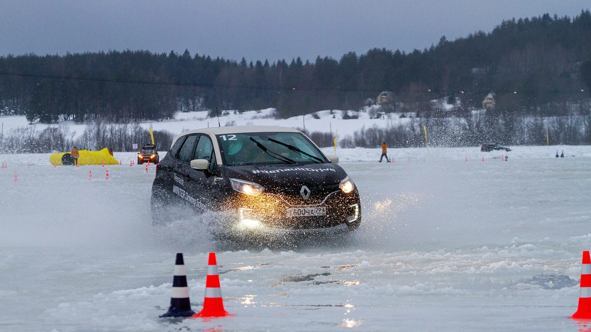 Можно на машине на лед. Машина по льду. Машина для езды по льду. Машины которые ездят по льду на озере. Экстремальное вождение на льду.
