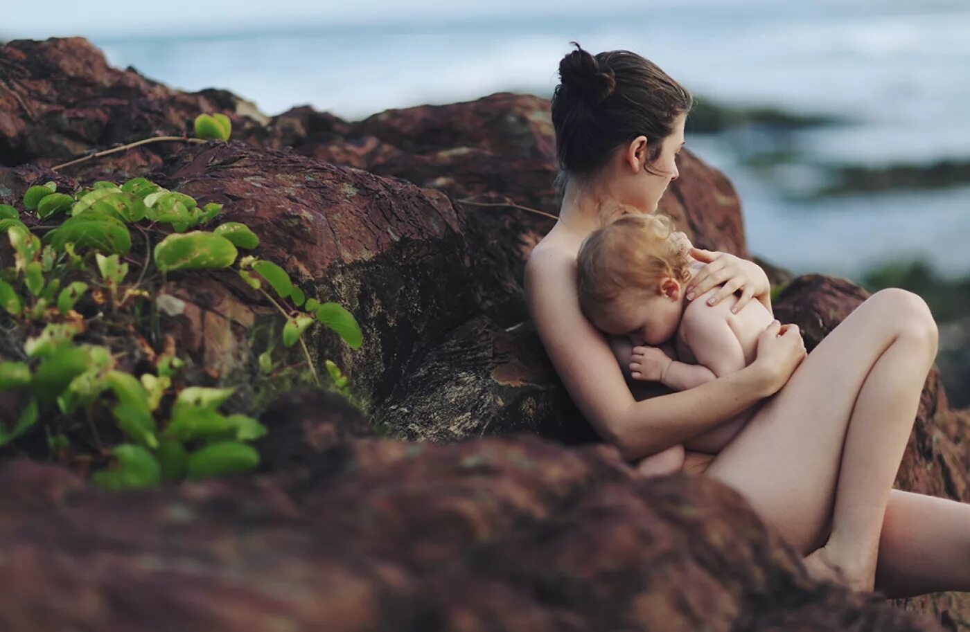 Two sons two daughters. Фотограф Джейд Билл Breastfeeding. Натуралисты на природе. Малыш и мама.