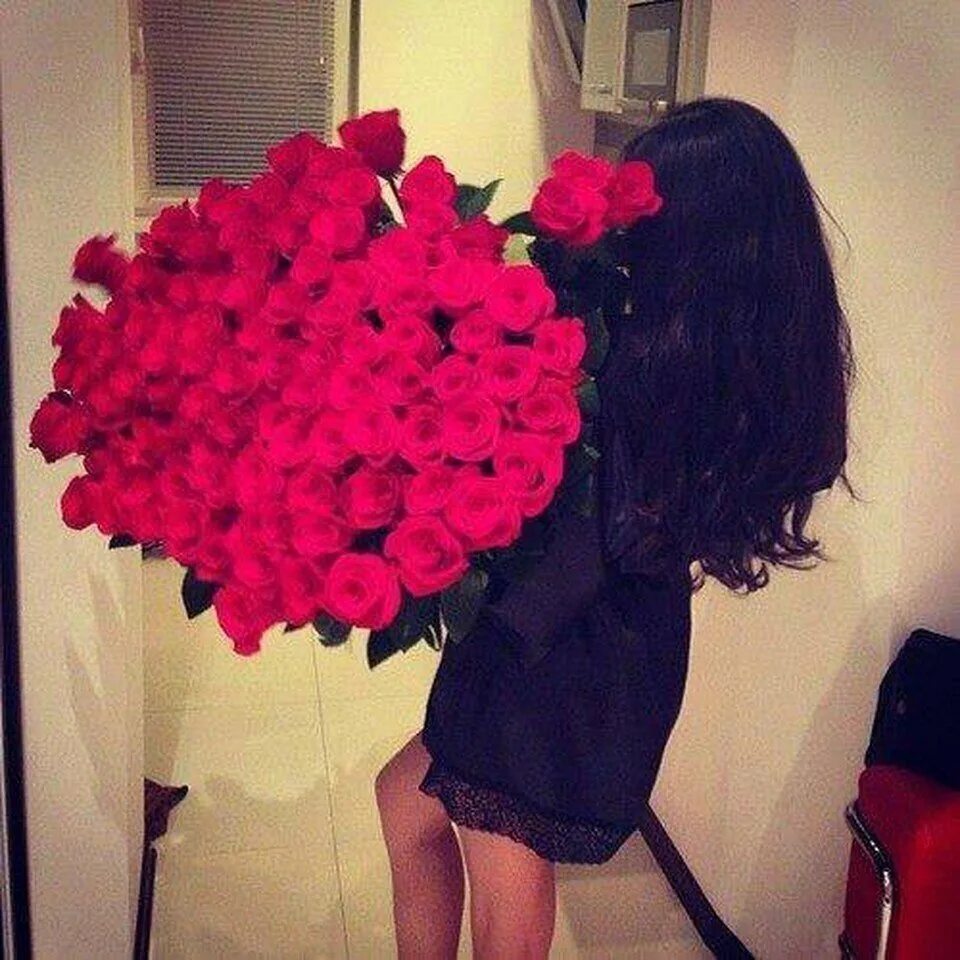 Девушка с букетом роз. Брюнетка с букетом роз. Букет цветов для девушки. Девушка с розами со спины.