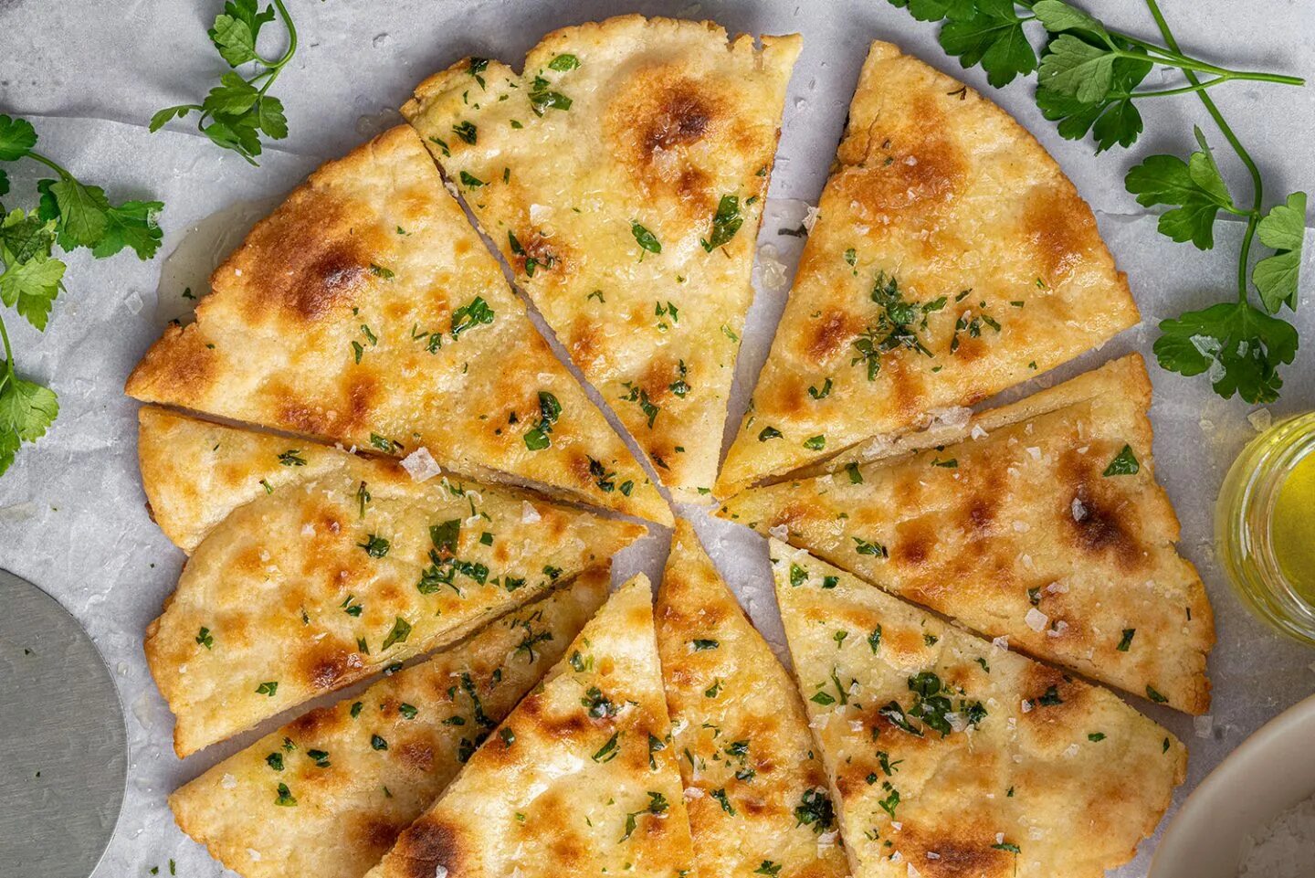 Пицца с сыром и яйцом рецепт. Пицца на хлебе. Пицца с яйцом. Garlic pizza Bread. Пицца на багете.