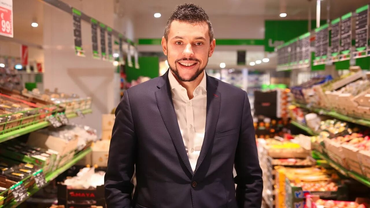 Менеджер магазина картинка. Продавец мужской одежды. Персонал торговли часами. Менеджер продуктового магазина. Ритейл менеджер.
