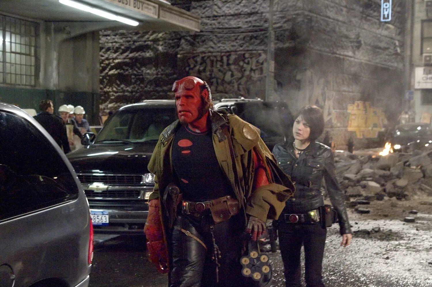 хеллбой 2 золотая армия 2008. хеллбой герой из пекла 2. рон перлман хеллбой. хеллбой фильм 2008. хеллбой герой из пекла 2.