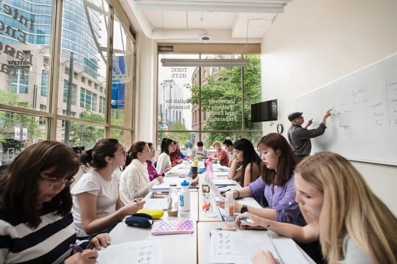 Lsi языковой центр. Урок в языковой школе в лондоне. Helen studies at a language school in london аудирование. Language studies international. International study.