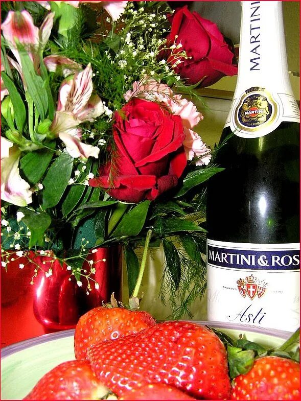 Шампанское и розы читать на русском полностью. Цветы и шампанское. Цветы шампанское конфеты. Цветы шампанское клубника. Розы шампанское конфеты.