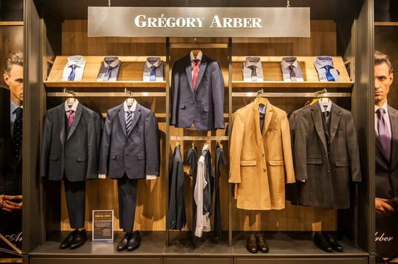 магазин мужской деловой одежды. магазин мужской деловой одежды. магазин мужской деловой одежды. брендовые магазины одежды. витрина мужских костюмов.