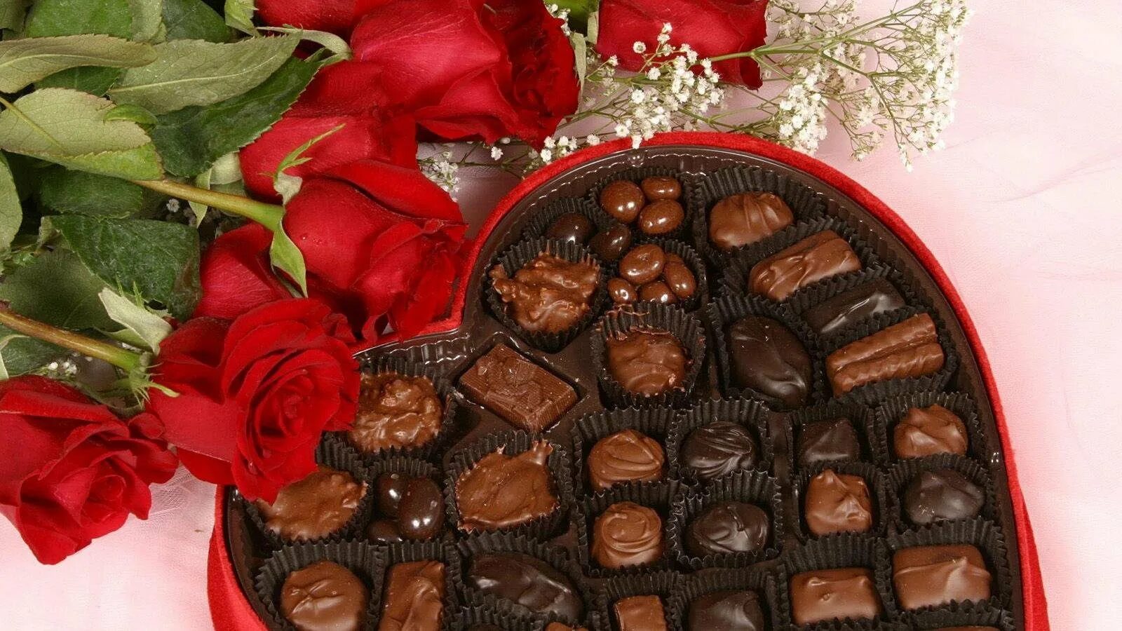 Букет с шоколадом. Цветы с конфетами. Шоколадные конфеты и цветы. Конфеты с цветами. Я сладкая шоколадка