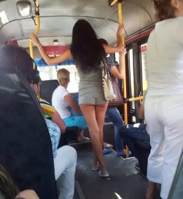 Убрать стоп в автобусе. Девушки в транспорте. Красивая девушка в автобусе. Попки девушек в общественном транспорте. Девочки в общественном транспорте.