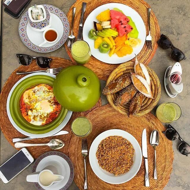 Завтрак в баку. Four seasons завтраки. Four seasons завтраки. Breakfast place setting for two persons. Фор сизонс отель санкт-петербург ресторан.