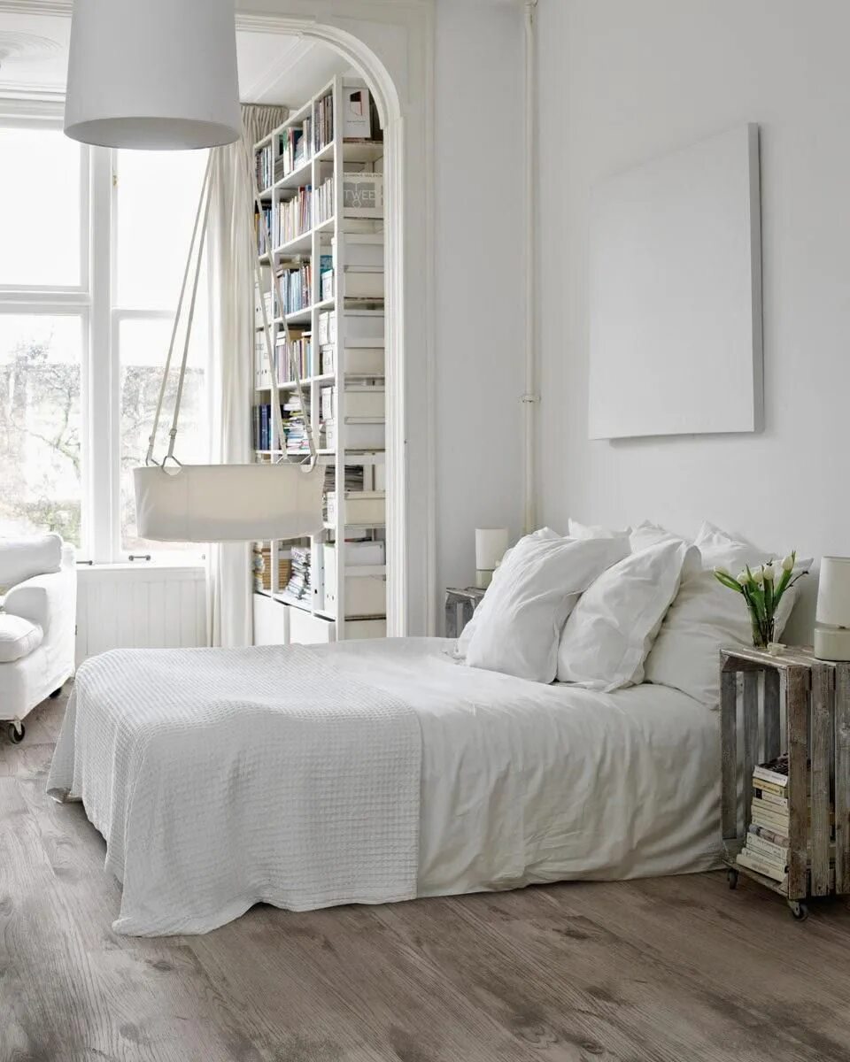 Дизайн интерьера белый. Спальня икеа белая деревянный пол. Белый интерьер. Белая спальня. Интерьер белой спальни.