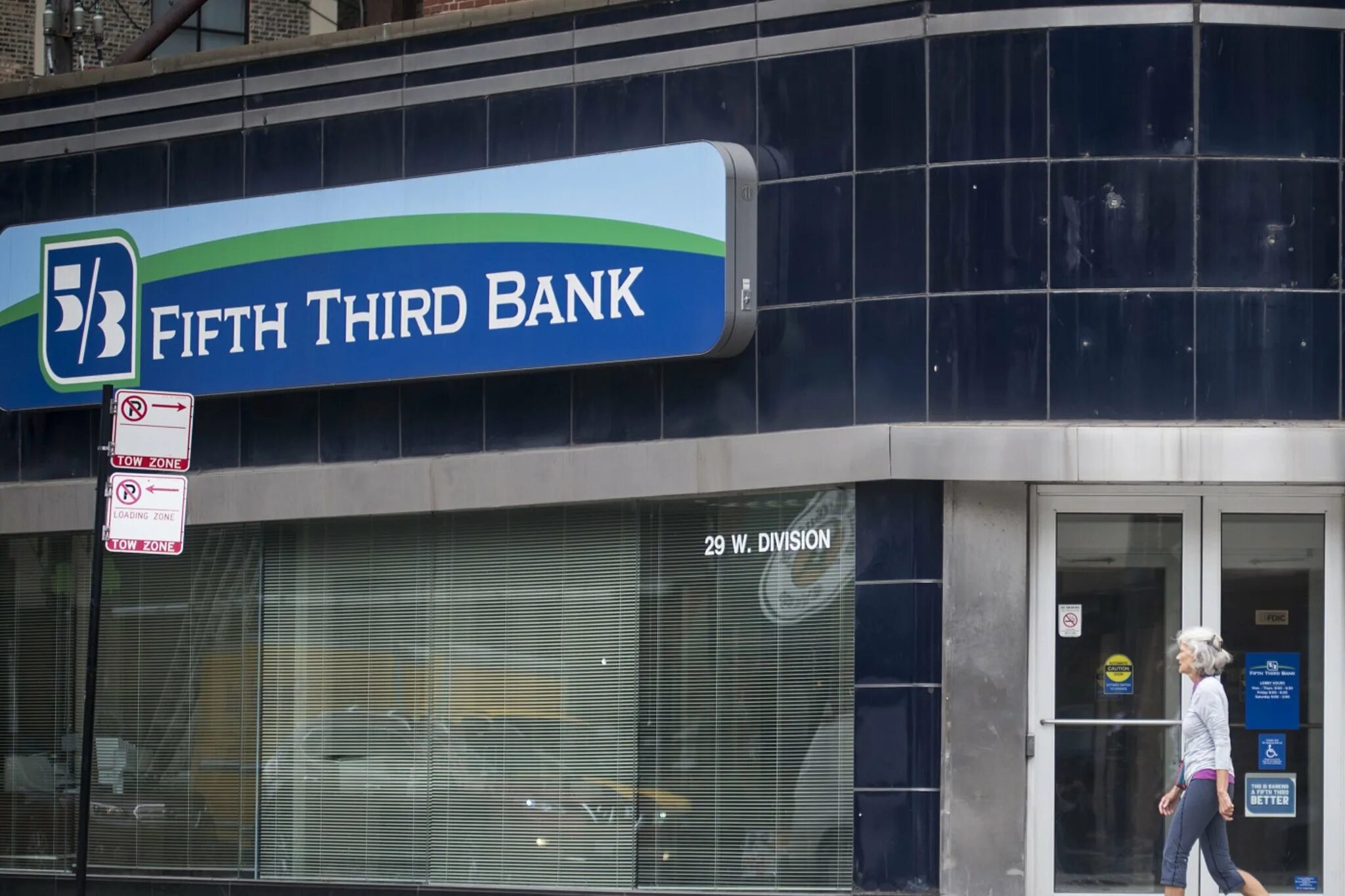 Local bank s green. Fifth third Bank. 5/3 Bank. 5/3 Bank Флорида Fifth third. Commonwealth Bank очередь.