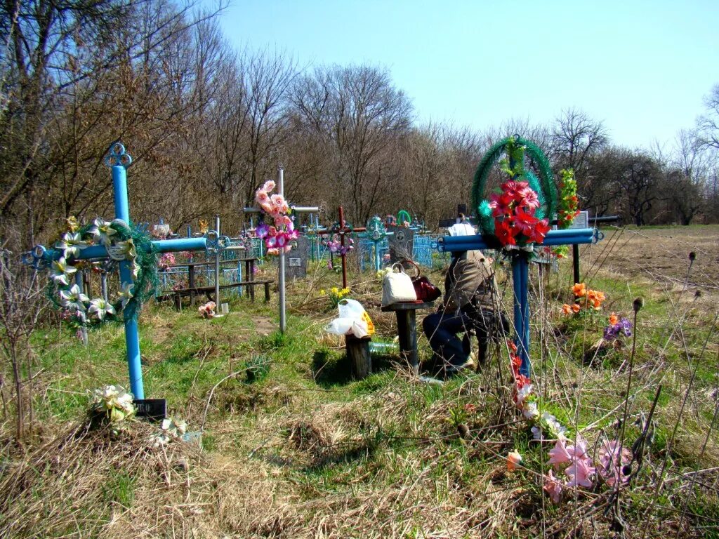 Мрачное кладбище. Радоница поминовение усопших. Эджвербери лэйн кладбище. Кладбище в гдове. Поминки друга на кладбище.