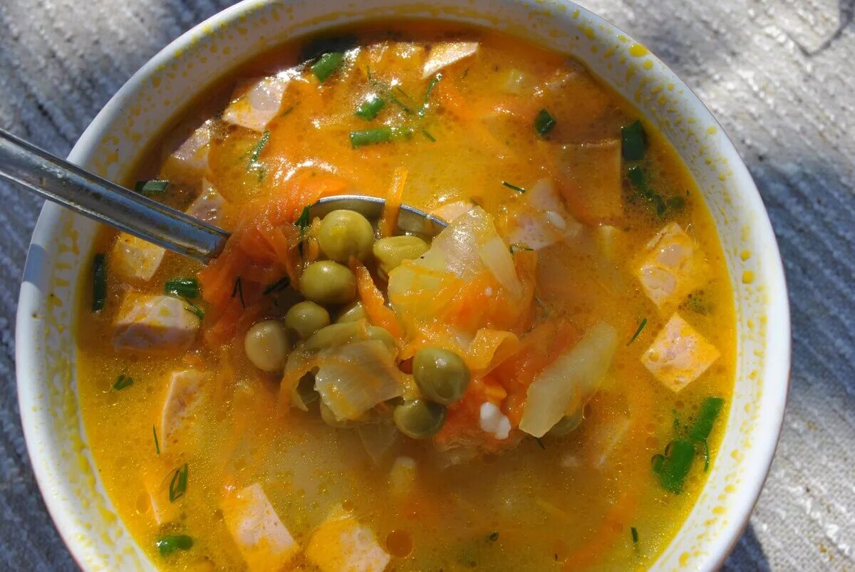 Луковый суп. Суп на луковом бульоне. Суп луковый по-парижски. Лионский луковый суп. Луковый суп фрайдис.