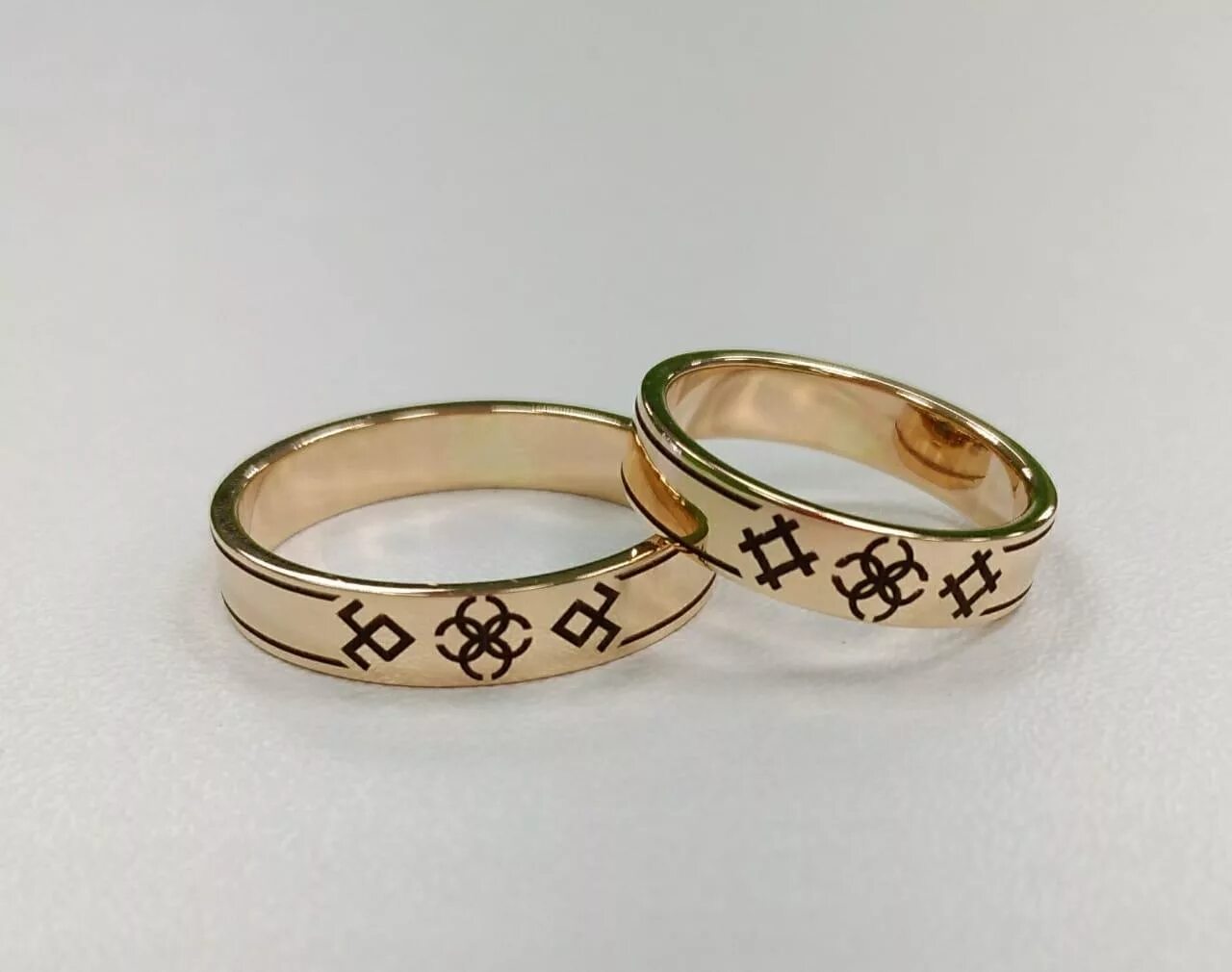 Ювелир гравировка. Гравировка на кольцах. Ювелирные изделия надпись. Гравировка на кольцах. Гравировка на обручальных кольцах.