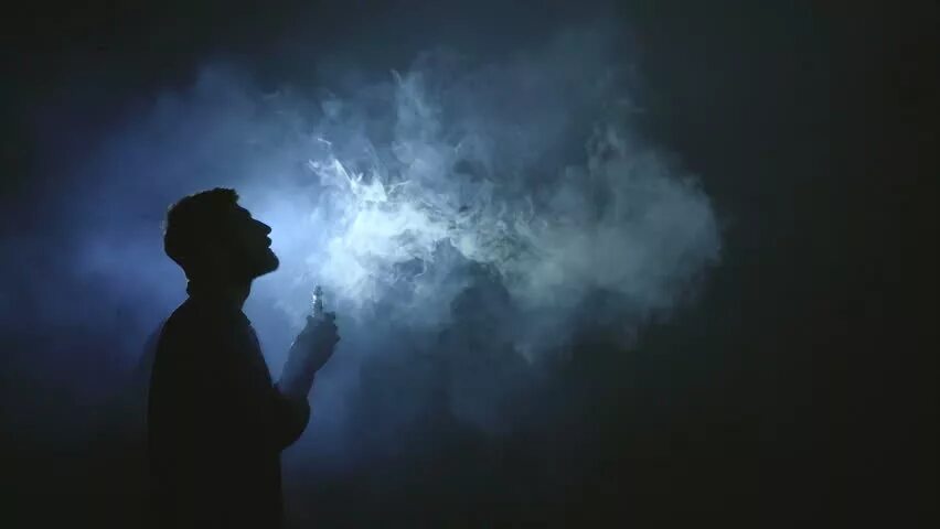 Дым со словами. Дымный человек. Ночь дым. Человек из дыма. Человек в дыму.