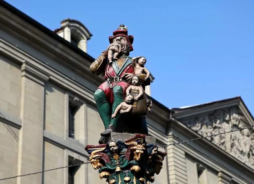 Пожиратель детей берн. Фонтан пожиратель детей в швейцарии. Пожиратель детей берн. Фонтан пожиратель детей в швейцарии. Статуя в берне пожирающая младенцев.