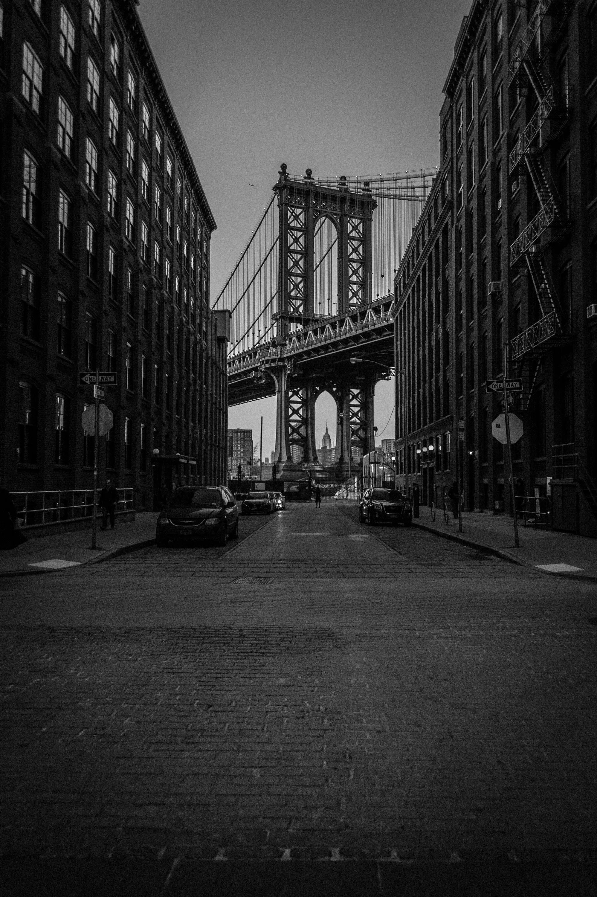 Фото на улице на телефон. Нью Йорк Бруклин переулок. Нью-Йорк Сити улицы Бруклин. Улицы Нью Йорка мост Бруклин. Нью-Йорк Сити Бруклинский мост.
