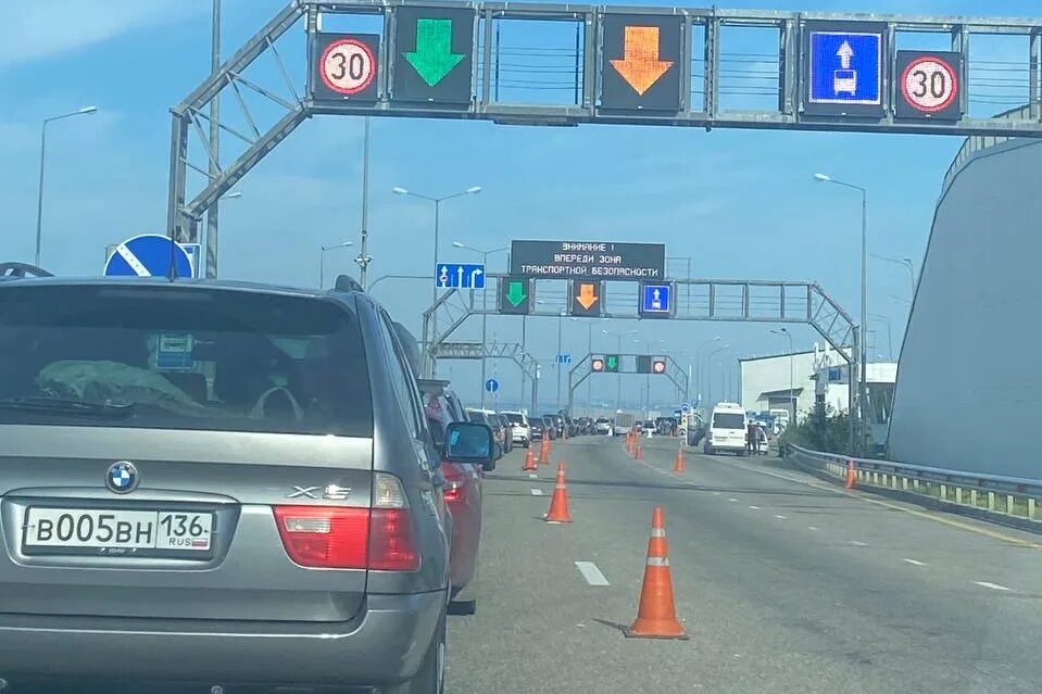 Пробка перед крымским мостом на 5 ноября 2022. Пробка на крымском мосту. Пробка перед крымским мостом сейчас. Крымский мост. Видеоклип танцуют на мосту в пробке.