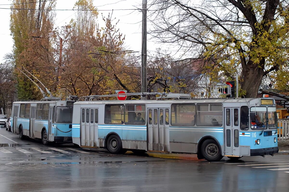 Троллейбус поезд. Троллейбусные поезда ЗИУ-9. ЗИУ 682 сцепка. Троллейбус ЗИУ 9 сме. Троллейбусный поезд ЗИУ 682.