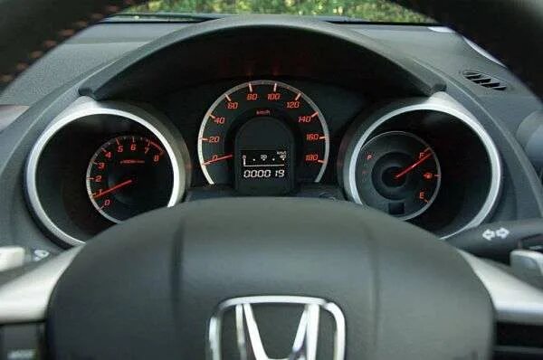 Фит обозначение. Приборная панель Honda Jazz 2006. Приборная панель Honda Jazz. Прибора Honda Jazz. Хонда фит Ария горящая приборка.