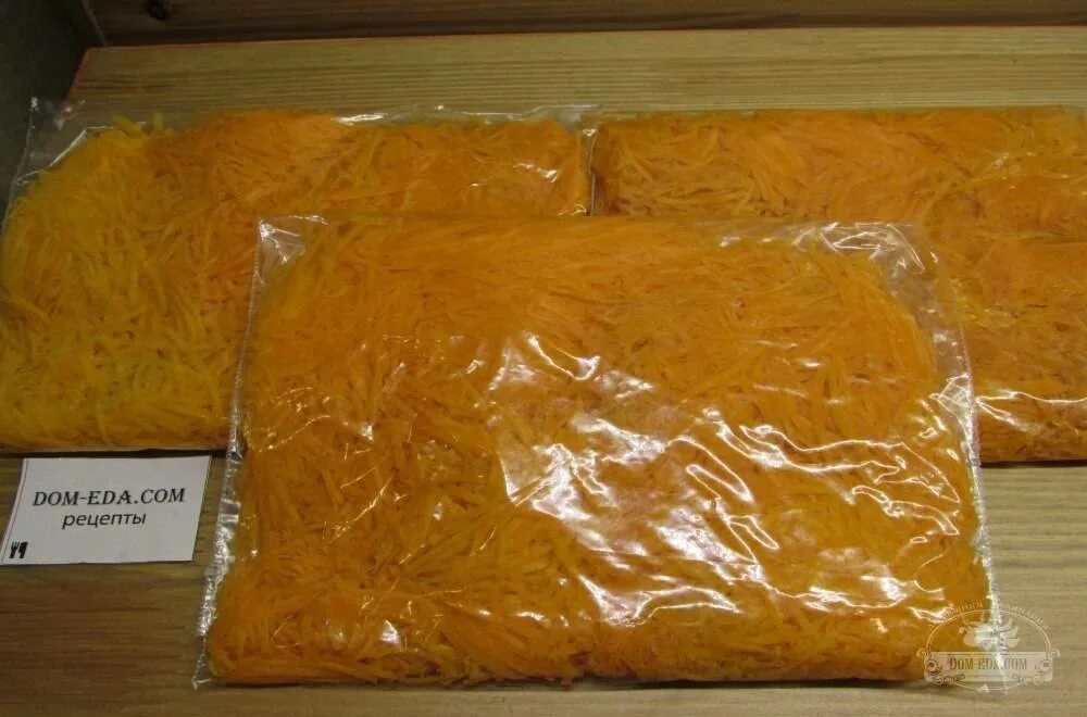 Можно замораживать морковь на зиму. Заморозка моркови на зиму. морковь на зиму в морозилке. тертая морковь на зиму в морозилке. морковь тертая замороженная.