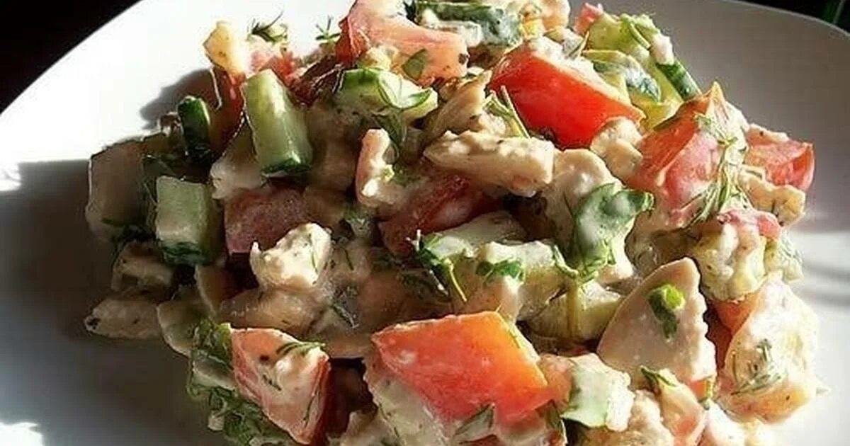 Салаты огурец помидор курица сыр. Овощной салат с курицей. Салат огурцы помидоры курица. Салат курица перец огурец. Салат с копчёной курицей и свежим огурцом и помидором.