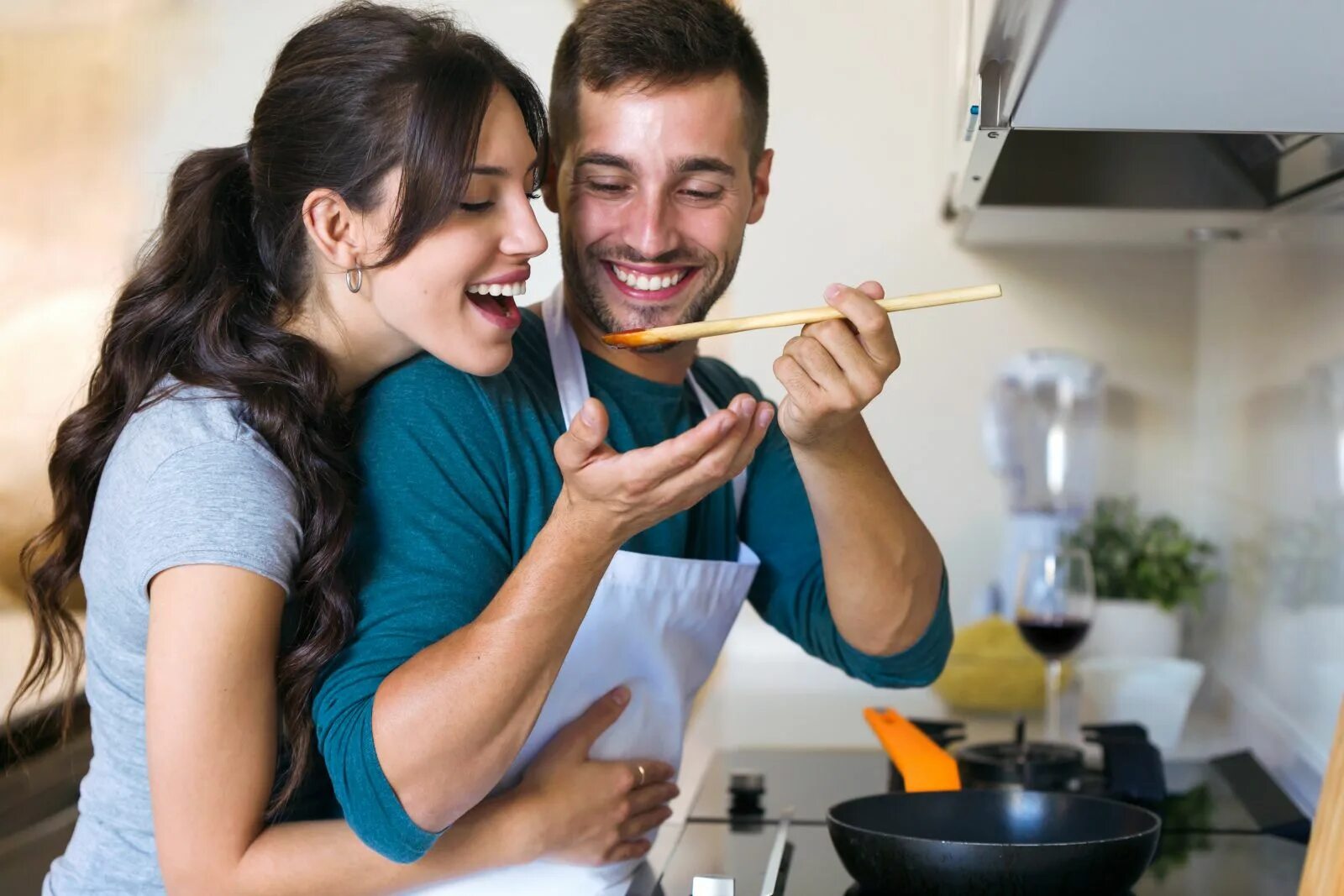 Найти мужчину домой. Фотосессия пары на кухне. Пара в кулинарии. Семейная пара на кухне. Готовка на кухне пара.