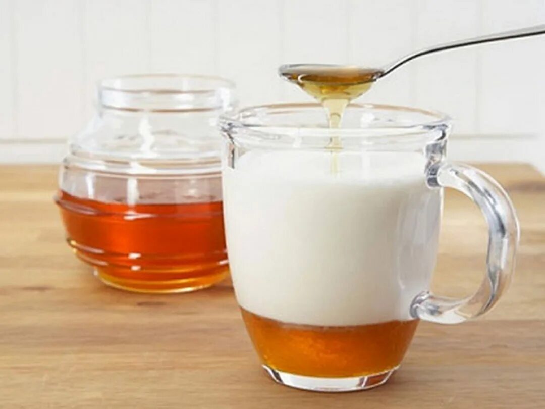 молоко с медом от простуды. молоко и мед. тёплое молоко с мёдом. народные средства при ангине. молоко с медом при больном горле.