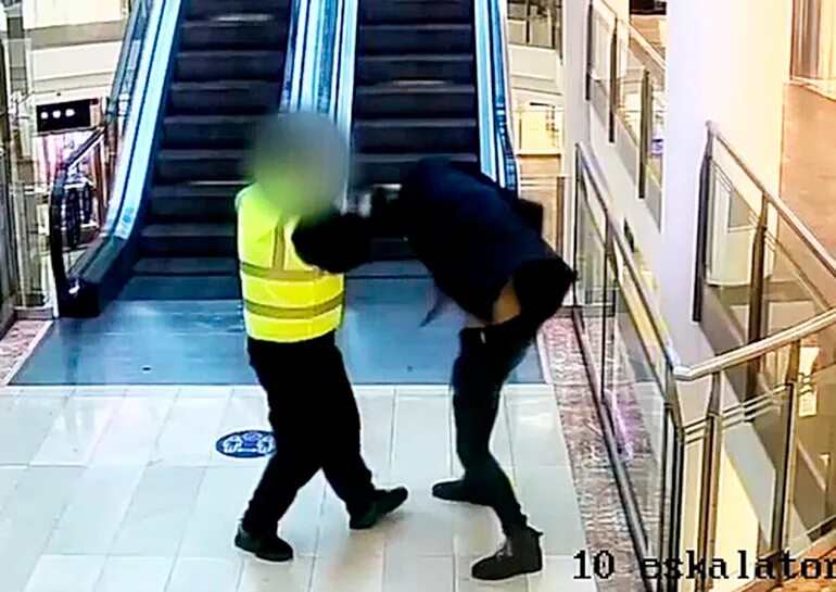 Европа нападение. Нападение на посетителей торгового центра «Европа»,. Нападение на охранника с ножом. Драка около метро Пражская. Игрушки нападают на охранника.