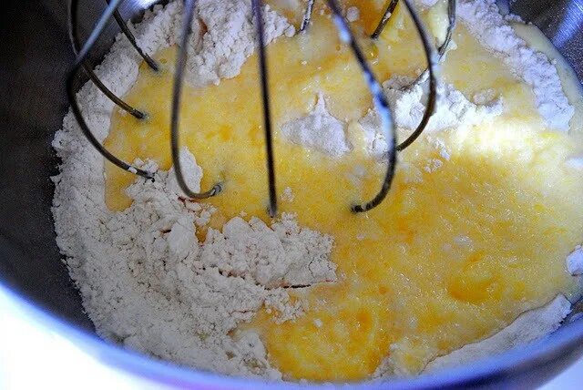 Миска с мукой и венчиком. Взбитые желтки с сахаром. Соду яйцо взбить добавить. Взбитые яйца с мукой. Взбитые яйца в миске.