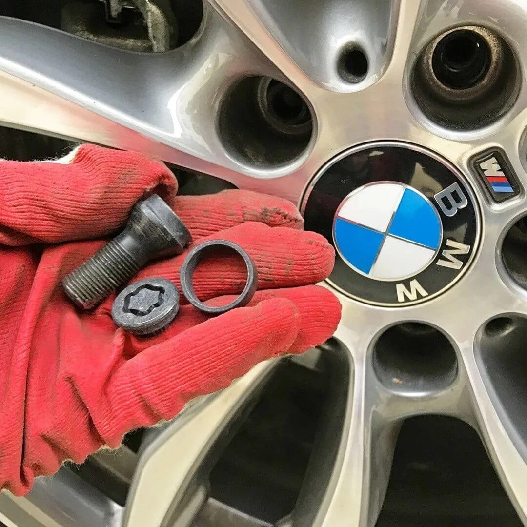 Как снять секретку с колеса. Выкручивание секреток bmw. снятие секреток с колес. секретка для колес бмв. выкрутить секретку с колеса.