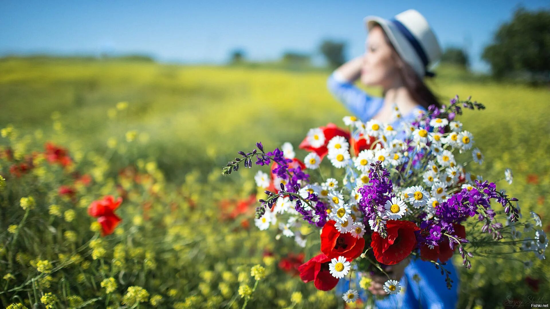 Песня там всегда цветы где. Яркие полевые цветы. Летние цветы букет. Охапка полевых цветов. Девушка с букетом полевых цветов.