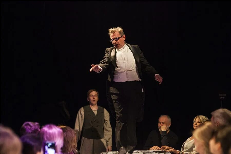 Татьяна веденеева школа современной пьесы. Театр на трубе. На трубе спектакль школа современной пьесы. На трубе спектакль школа современной пьесы. Иммерсивный театр на трубной.