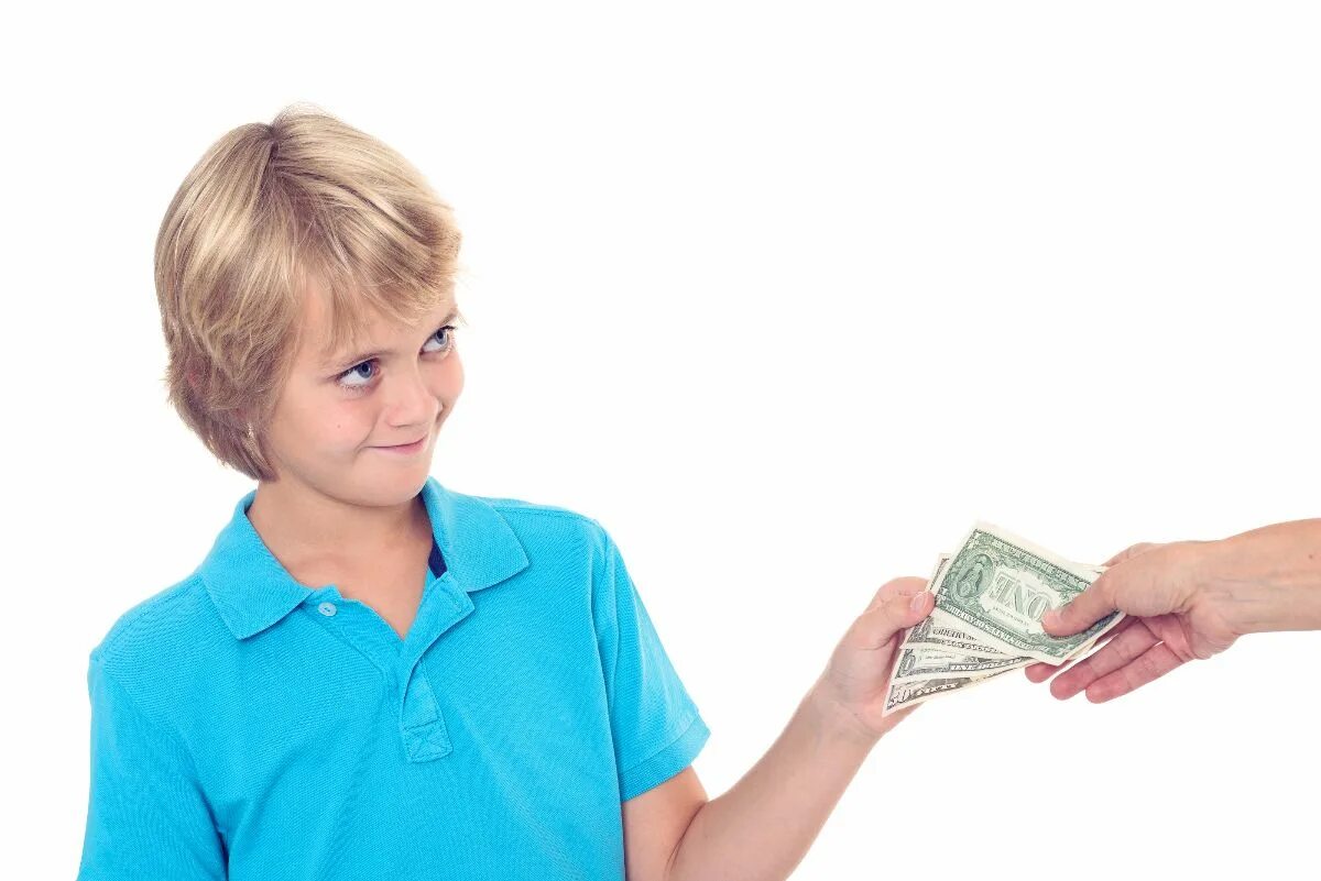 Подросток с деньгами. Карманные деньги для детей. Родители дают деньги. Подросток с деньгами в руках.