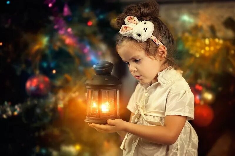 В ожидании новогоднего чуда. Ребенок в ожидании новогоднего чуда. Девочка в ожидании новогоднего чуда. В ожидании нового года. Дети новый год волшебство.