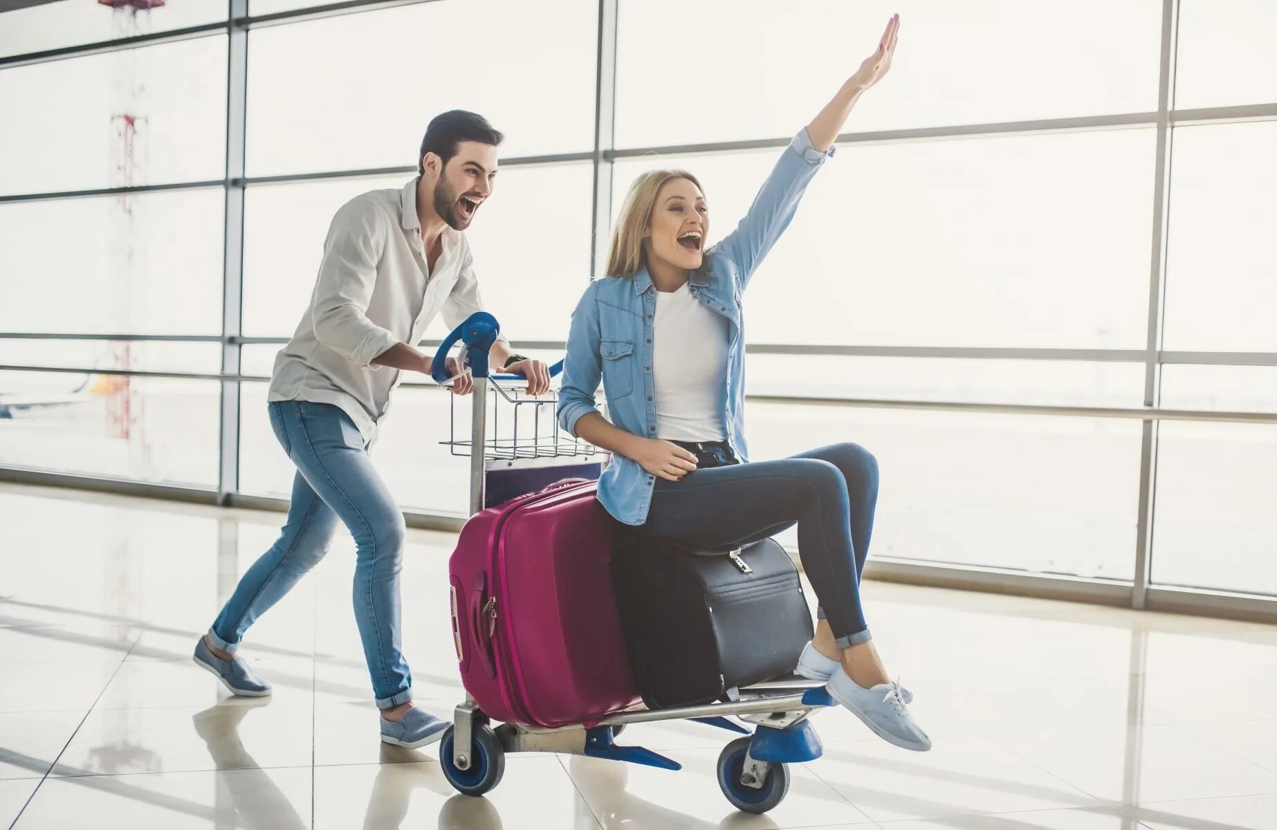 Pick up place. Мужчина и женщина с чемоданами. Пара в аэропорту с чемоданами. Мужчина и женщина в аэропорту. Мужчина с чемоданом в аэропорту.