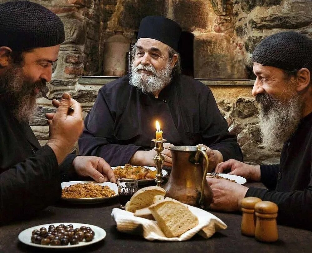 Монахи едят мясо. 40 Греческих пословиц монахов Святой горы Афон. Монахи Великий пост Афон. Афон монахи. Афон монахи Трапеза.
