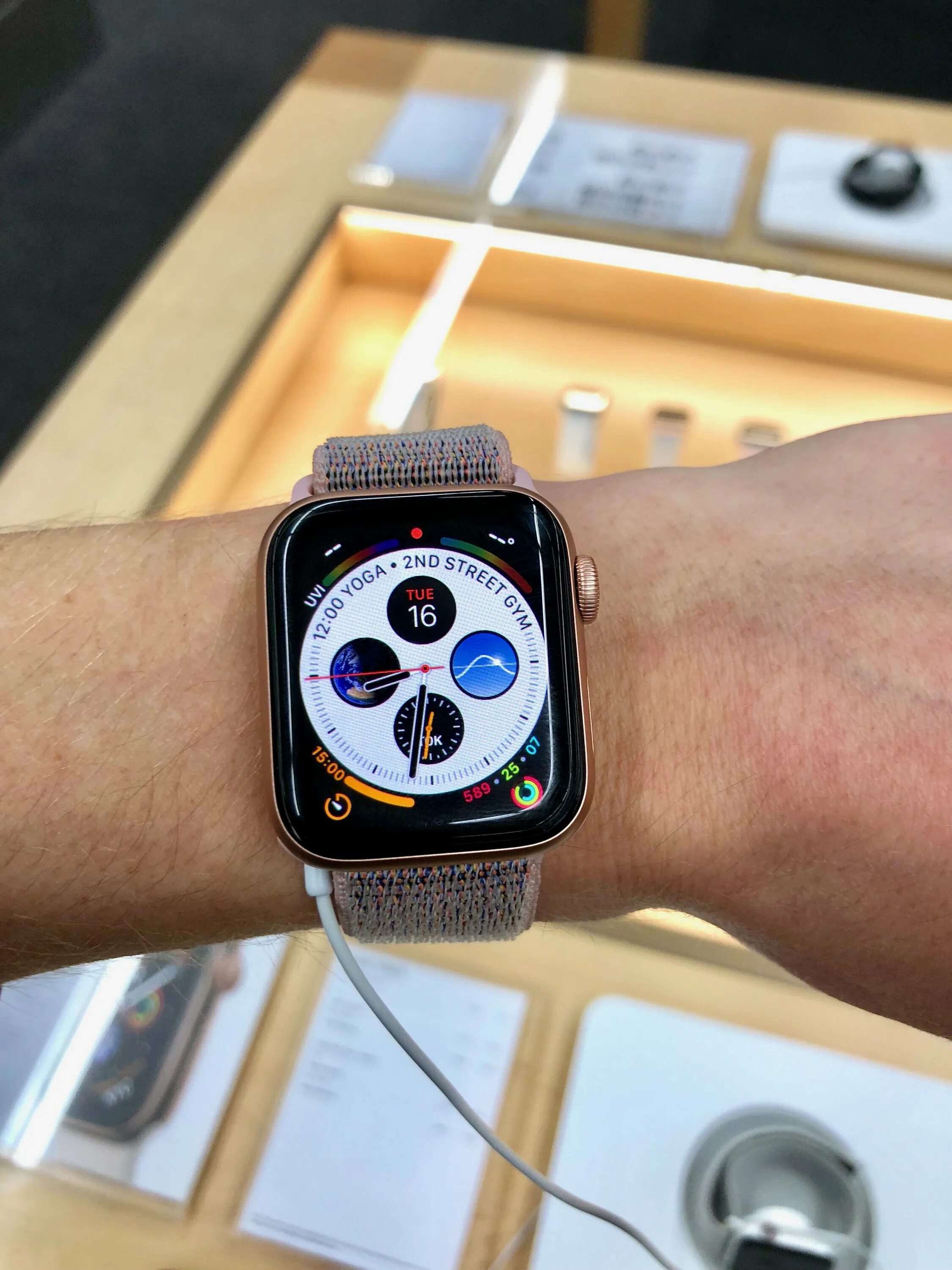 Apple watch se 8 40mm. Apple watch se 44mm. Apple watch 40mm vs 44mm. Apple watch se 40mm vs 44mm. Apple watch 6 44 mm.