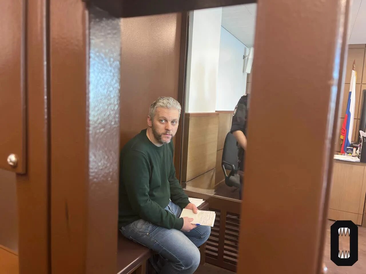 За решеткой. Осужденный семь лет. Осужденный семь лет. Осужден. Преступник за решеткой.