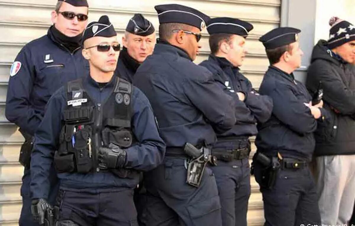 Француз отправлять. Франция полиция Gendarmerie. Национальная жандармерия Франции. Полицейский Жандарм Франция. Форма полиции Франции.