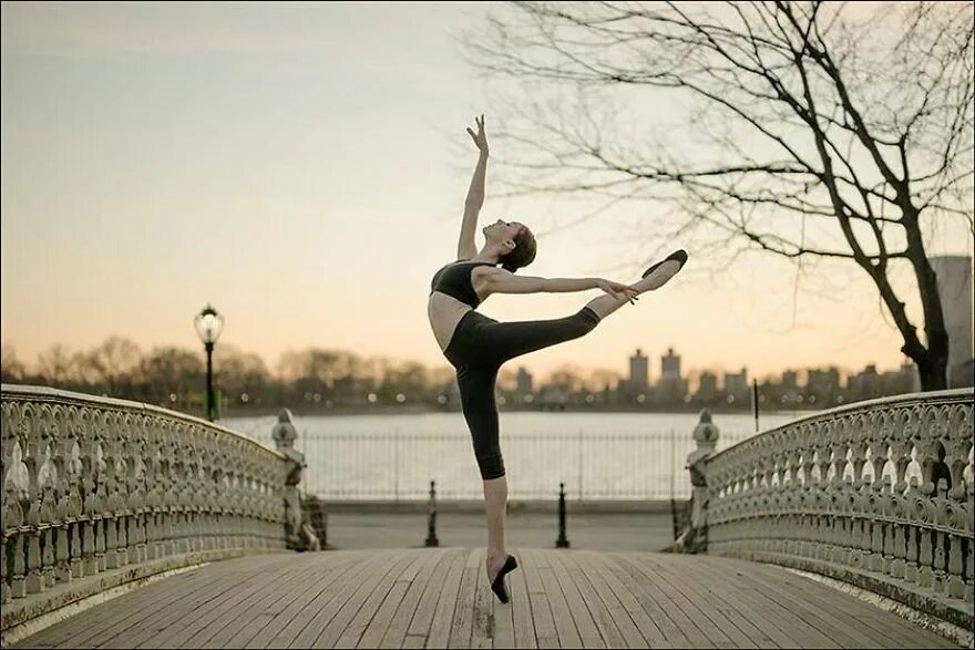 Современная балерина. Красота тела. Грация лошади. Собака мордой вниз. Грациозно 3.