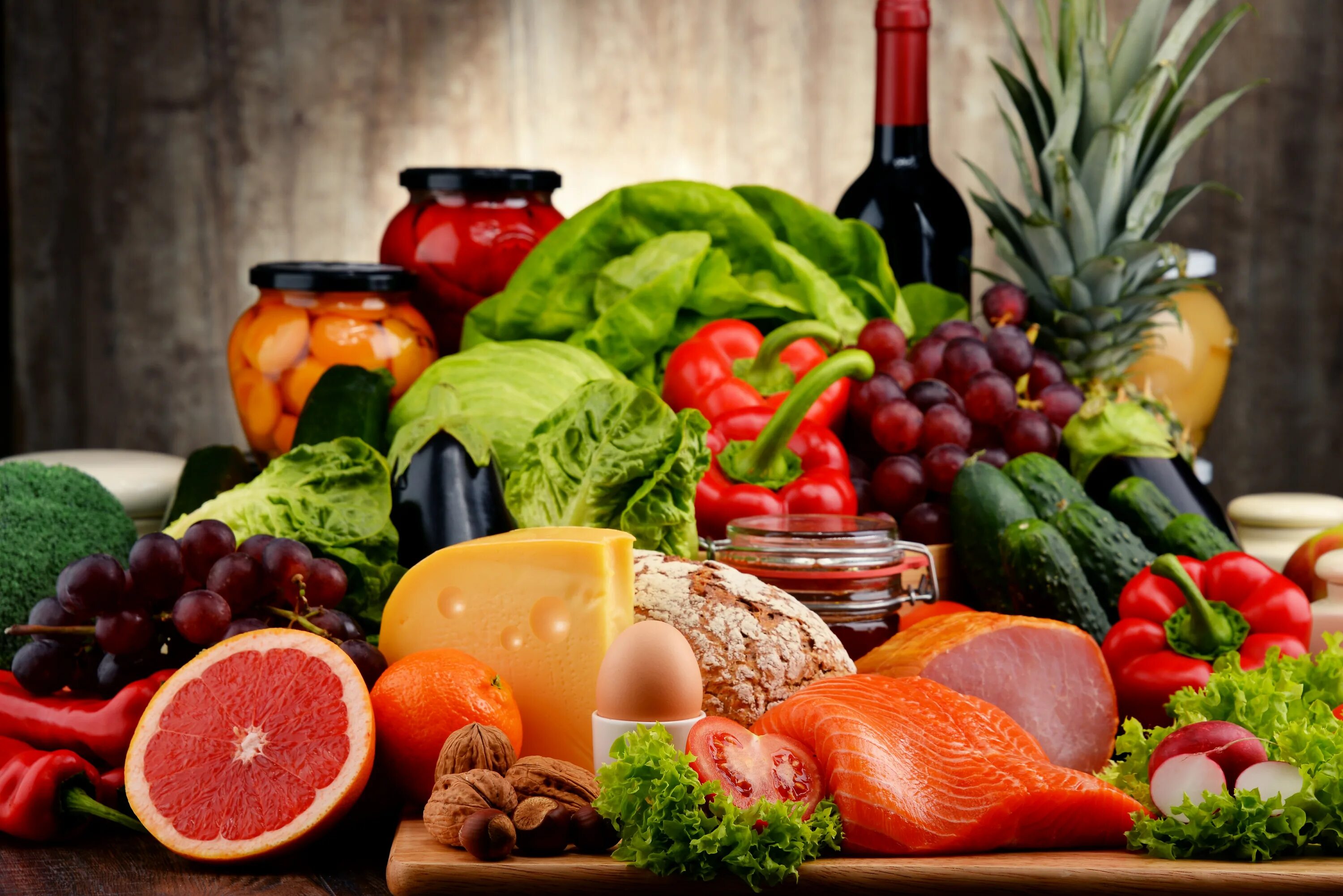 Продукты питания. Красивые продукты. Продукты на столе. Свежие овощи и фрукты. Овощи и фрукты являются источником
