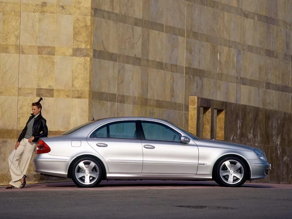 Файл:2006 Mercedes-Benz E 500 (W 211 MY07) Avantgarde sedan (2015-07-09) 01.jpg 