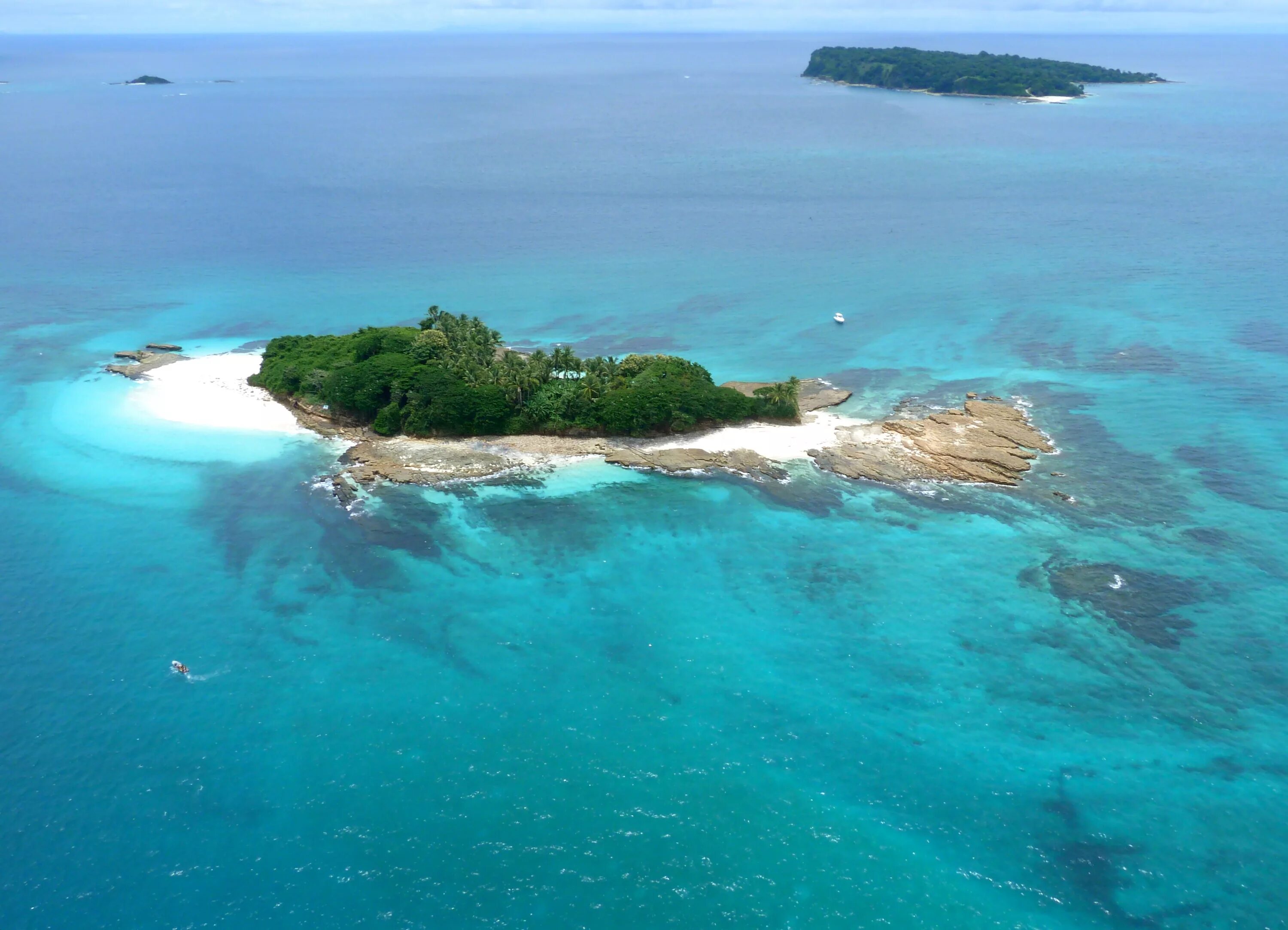 Two large islands. Панама архипелаг Бокас-дель-Торо. Остров Сан Хосе Панама. Жемчужные острова Панама. Лас Перлас Панама.