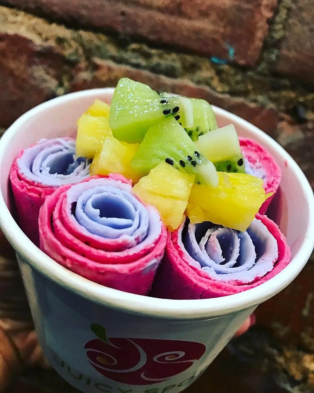 ролл мороженое. тайское жареное ролл мороженое. айс крим ролл. жареное мороженое таиланд. жареное ролл мороженое.