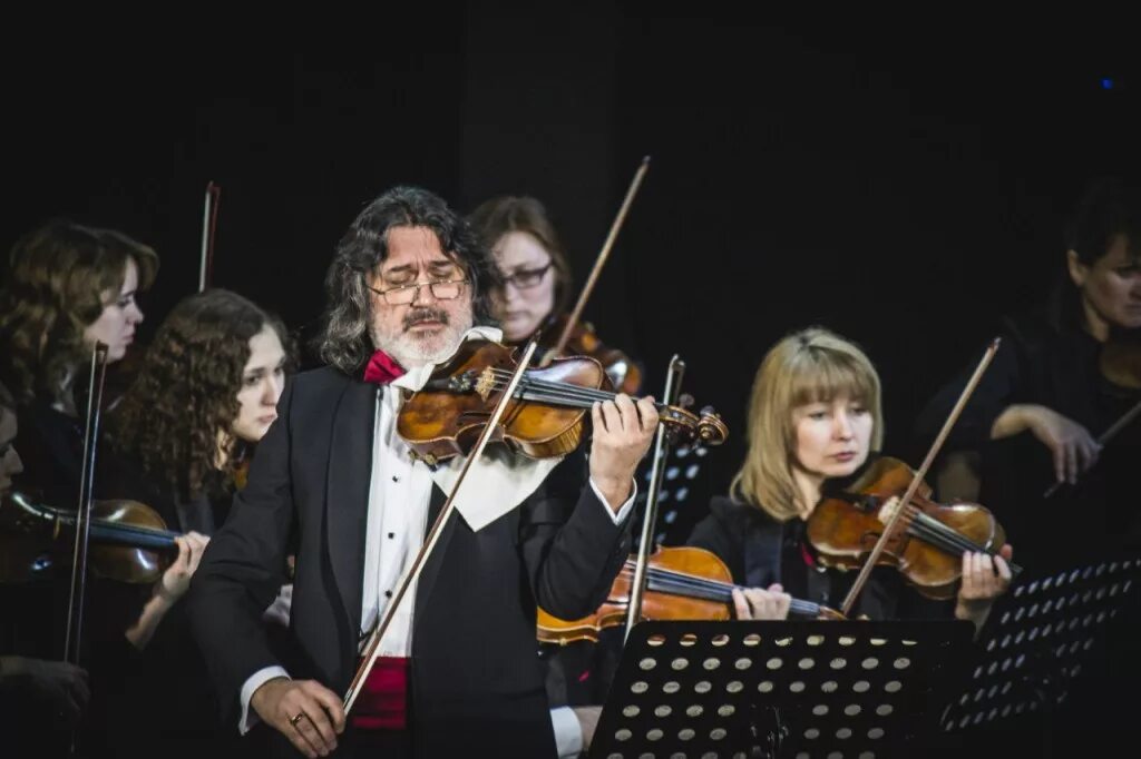 La orchestra. Оркестр Примавера Казанский камерный. Ля Примавера оркестр. Ла Примавера оркестр Казань. Рустем Абязов оркестр.