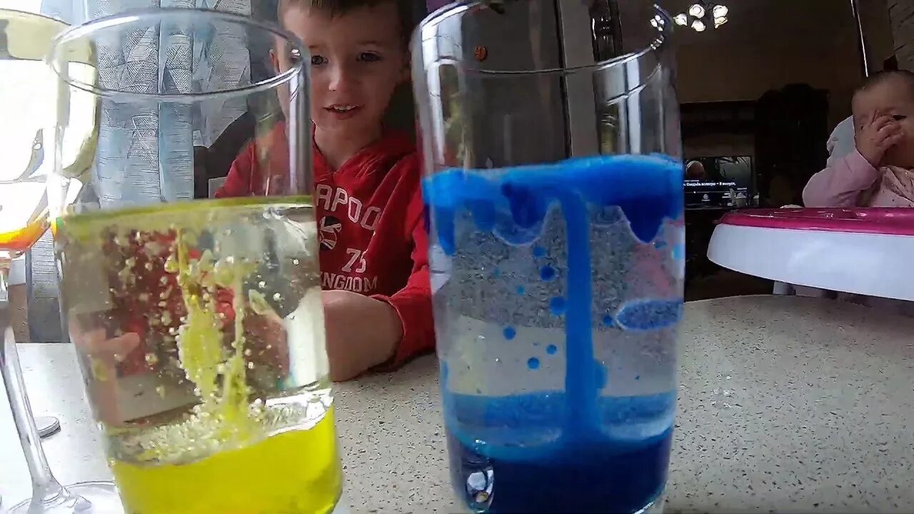 Смешанное с водой масло. Эксперимент с водой и маслом для детей. Опыт с маслом и водой. Опыт с растительным маслом. Опыт с маслом и водой для детей.