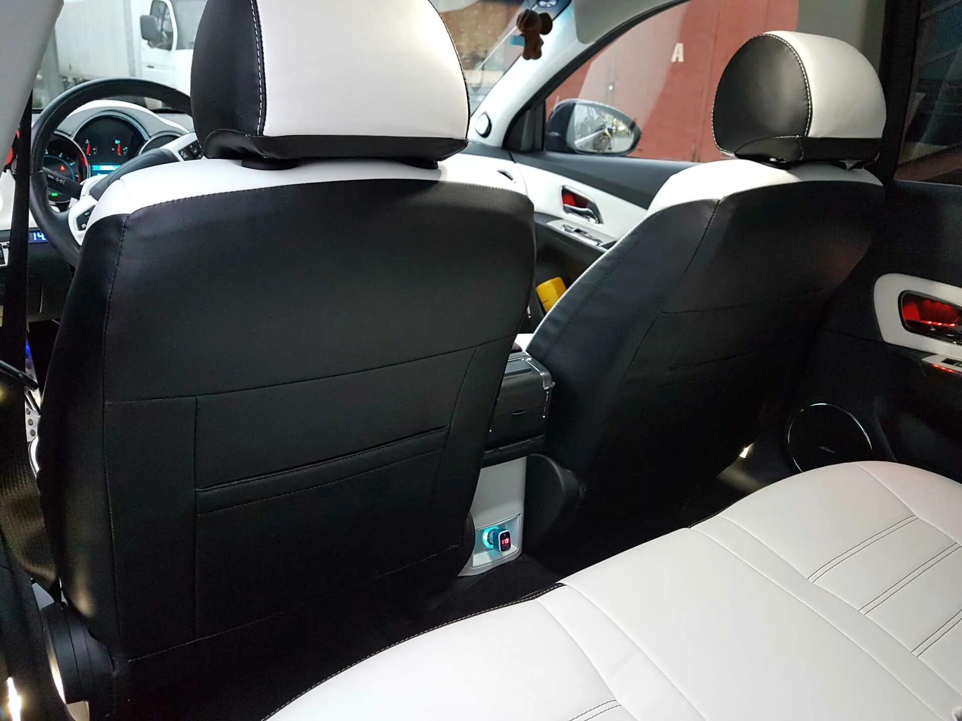 Чехлы из экокожи шевроле круз. Чехлы на шевроле круз седан 2012. Чехлы на шевроле круз. Шевроле спарк 2007 чехлы ткань. Как одеть чехлы на шевроле.