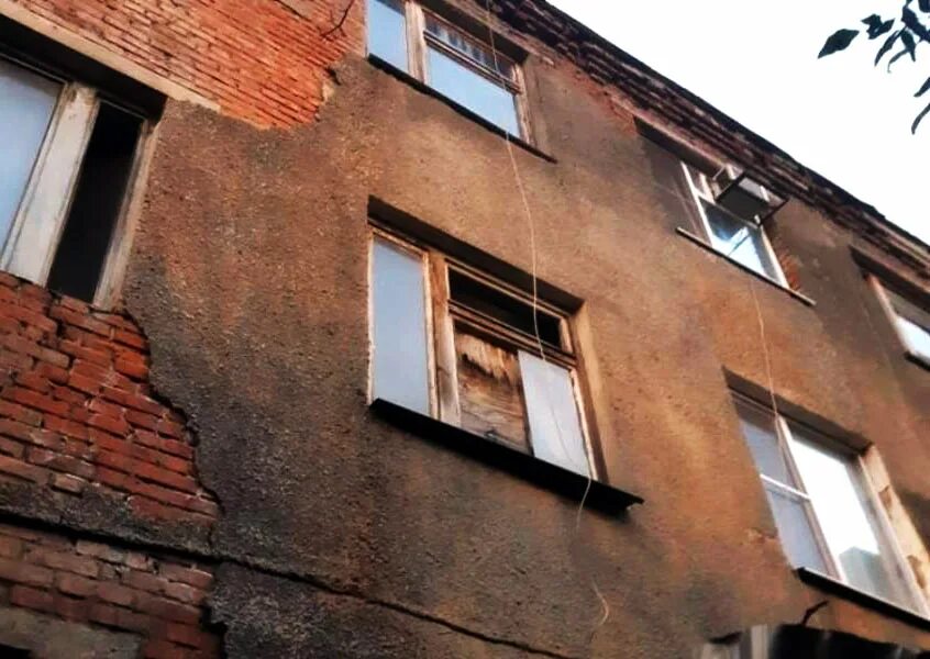 Переселение граждан из аварийных домов. Аварийное общежитие краснодар дзержинского 125/8. расселение ветхого жилья. аварийный дом. переселение из аварийного жилья.