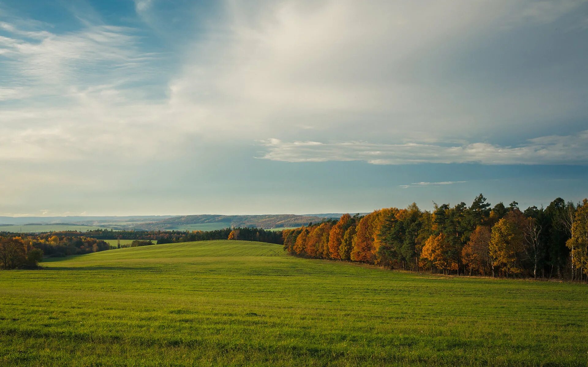 слева вдалеке. сельская дорога. пейзаж с дорогой. пейзаж вдали. море издалека.